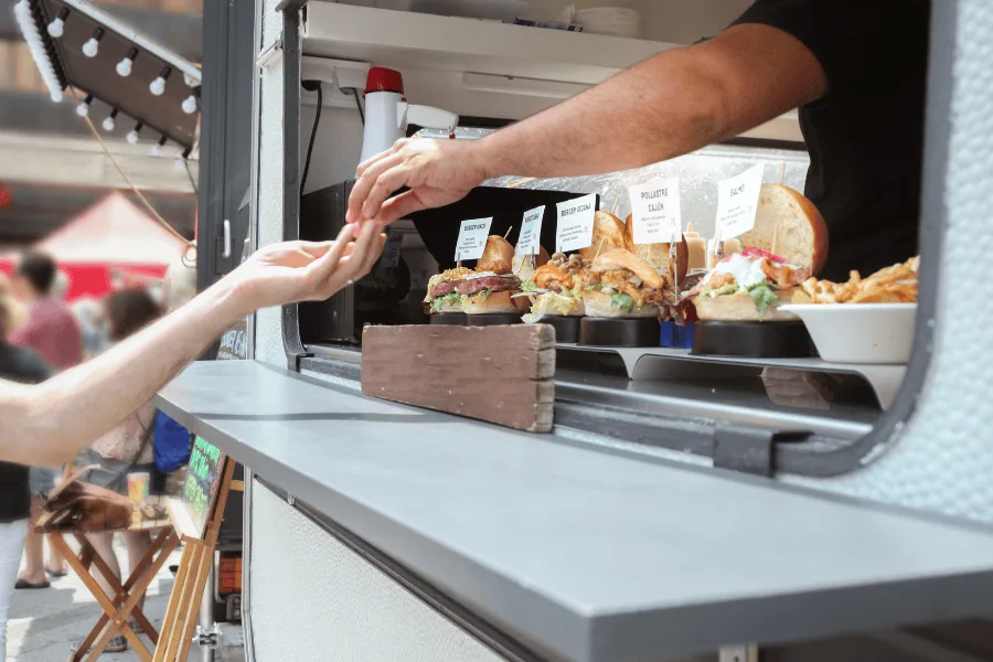 Delicious burgers and tacos from the best food truck in Dubai – Sandra Eats.